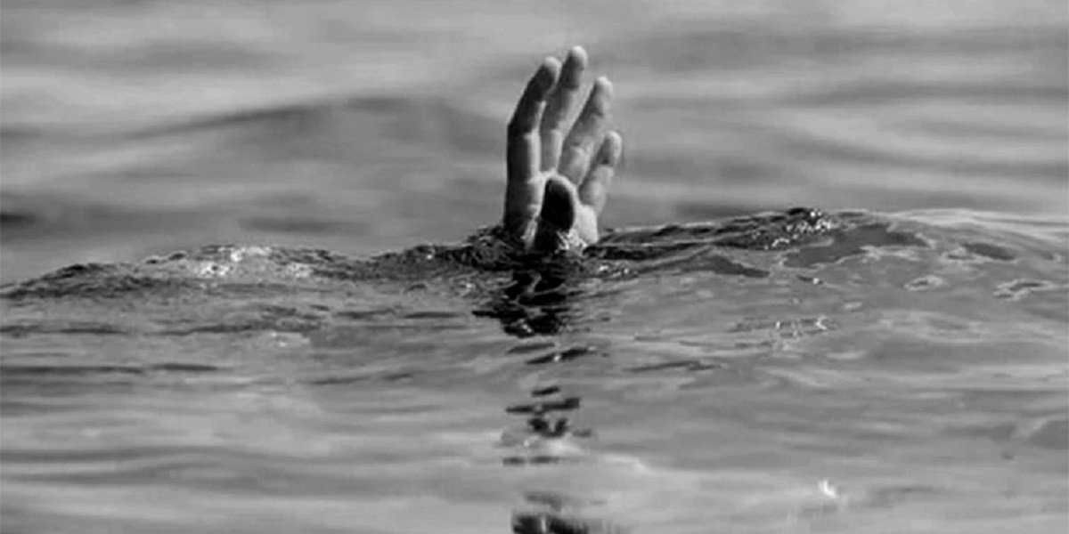 ऋषिपञ्चमीमा आँधीखोलामा स्नान गर्ने क्रममा  खाेलाले बगायाे।थारू पाेर्टल